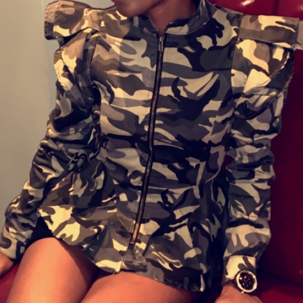 Army Print Ruffle JACKET🧥